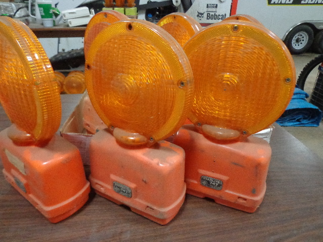 lot 75 image: 6 Starlite 747 Barricade Lights