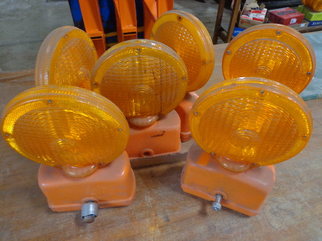 lot 80 image: 6 Starlite 747 Barricade Lights