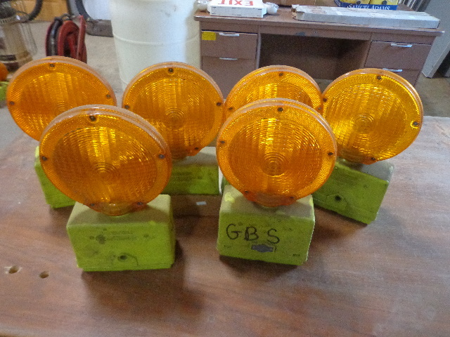 lot 91 image: 6 Sundowner Barricade Lights
