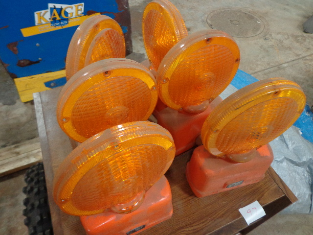 lot 101 image: 6 Starlite 747 Barricade Lights