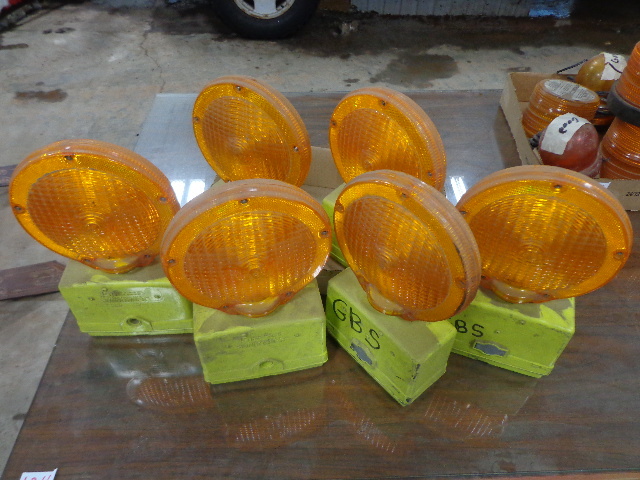 lot 105 image: 6 Sundowner Barricade Lights