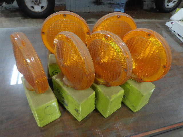 lot 107 image: 6 Sundowner Barricade Lights