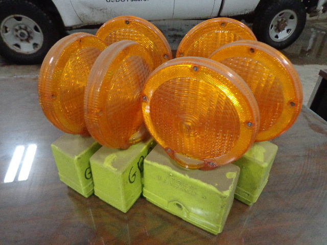 lot 109 image: 6 Sundowner Barricade Lights