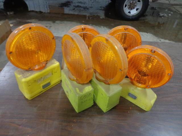 lot 114 image: 6 Sundowner Barricade Lights