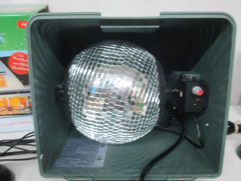 lot 31 image: Light Flurries Snowflake Machine