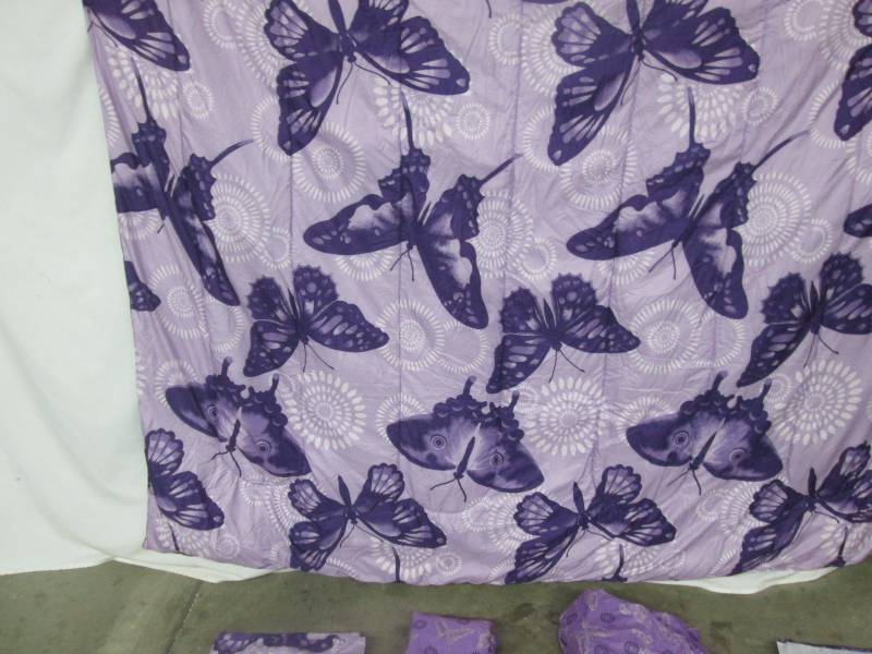 lot 40 image: Alcove Flutter Comforter Set - Queen