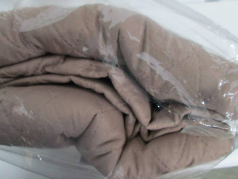 lot 45 image: Madison Waterproof Pet Protection Loveseat Cover