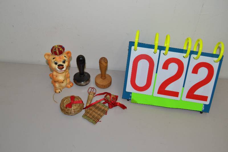 lot 22 image: Sewing items