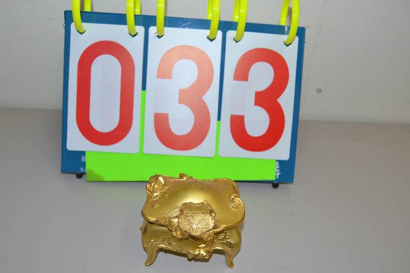 lot 33 image: Trinket box