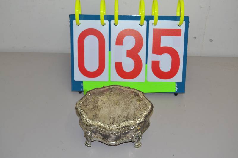 lot 35 image: Trinket box