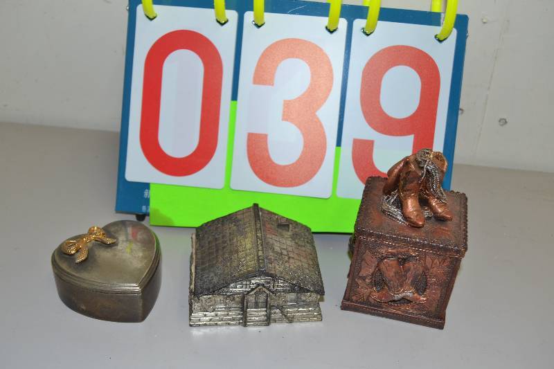 lot 39 image: Trinket boxes