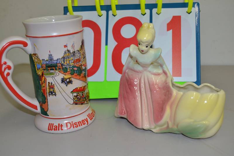 lot 81 image: Vintage figurines