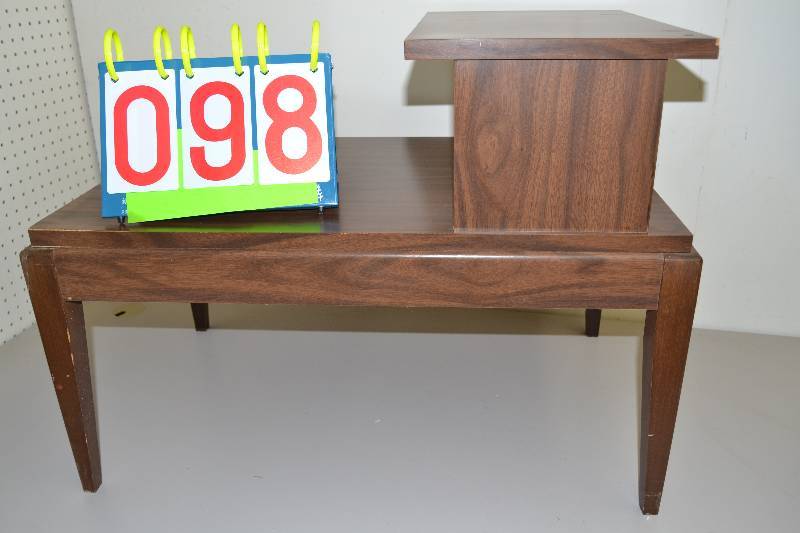 lot 98 image: End table