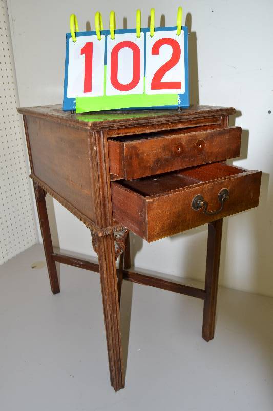 lot 102 image: Vintage table