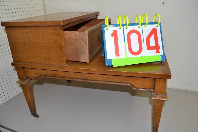 lot 104 image: End Table