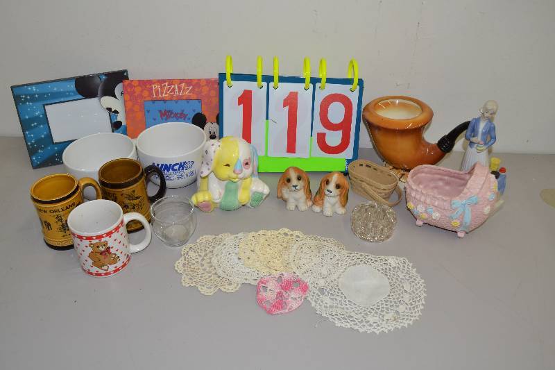 lot 119 image: Misc items