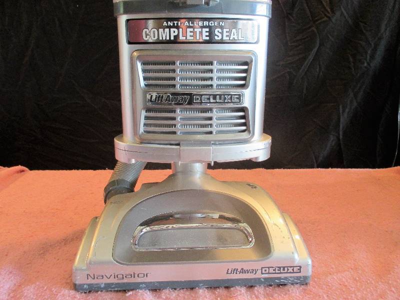 lot 3 image: Shark Navigator Lift Away Deluxe