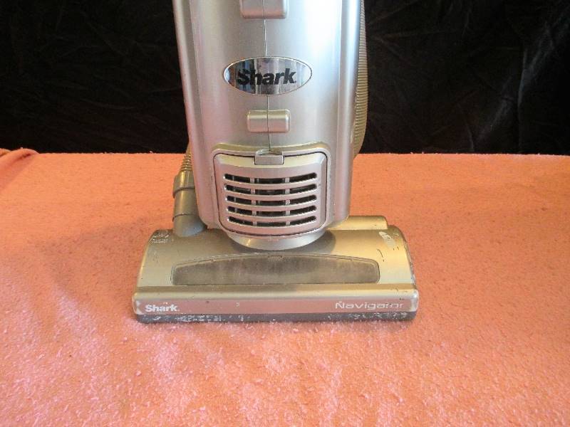 lot 4 image: Shark Navigator Swivel Deluxe