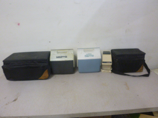 lot 33 image: 4 Coolers
