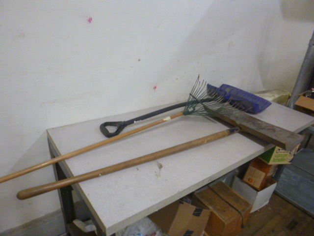 lot 54 image: 2 Snow Shovels