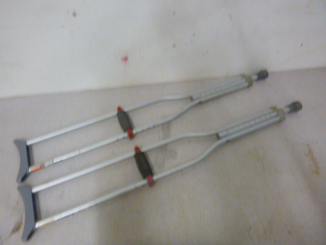 lot 104 image: 2 Crutches