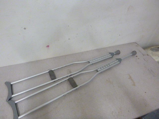 lot 105 image: 2 Crutches