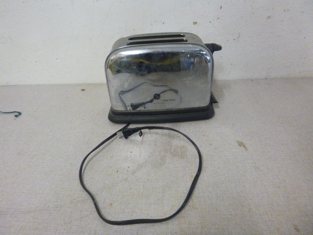 lot 137 image: GE Toaster
