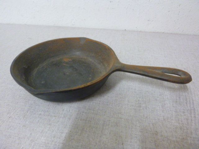 lot 183 image: No. 3 Cast Iron Frying Pan