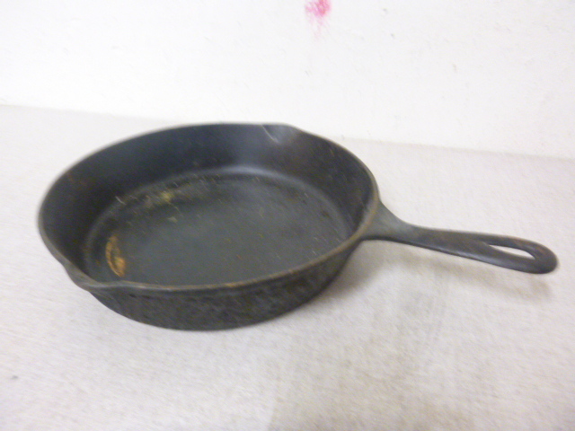lot 184 image: Cast Iron Frying Pan
