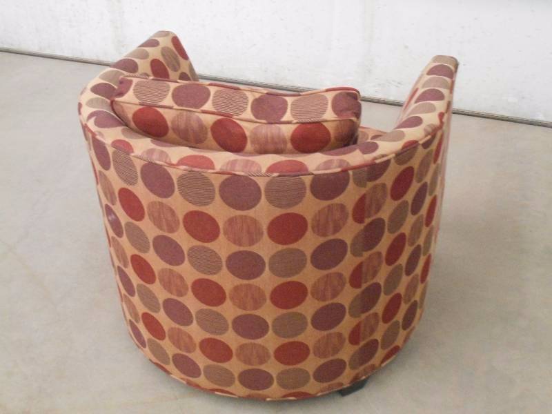 (1) Cushioned T.V.Lounge Chair Wit...