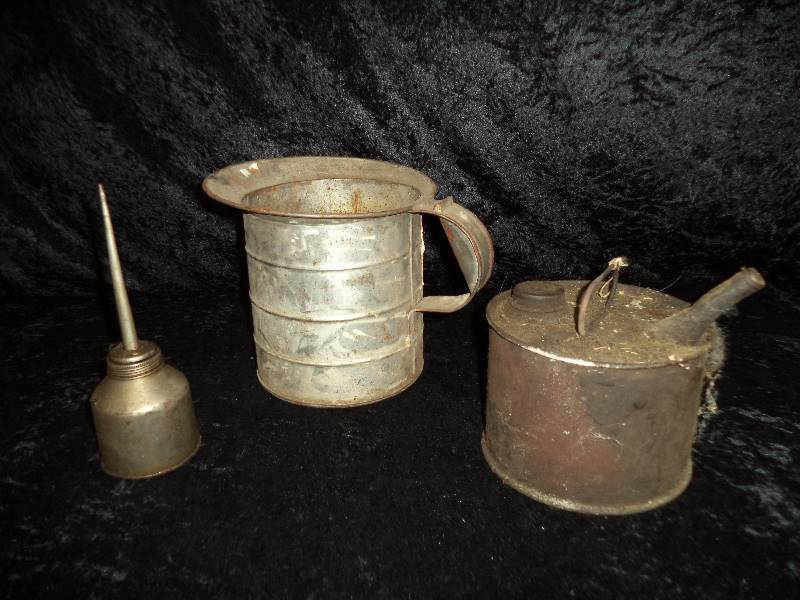 lot 7 image: Lot - Oil Cans