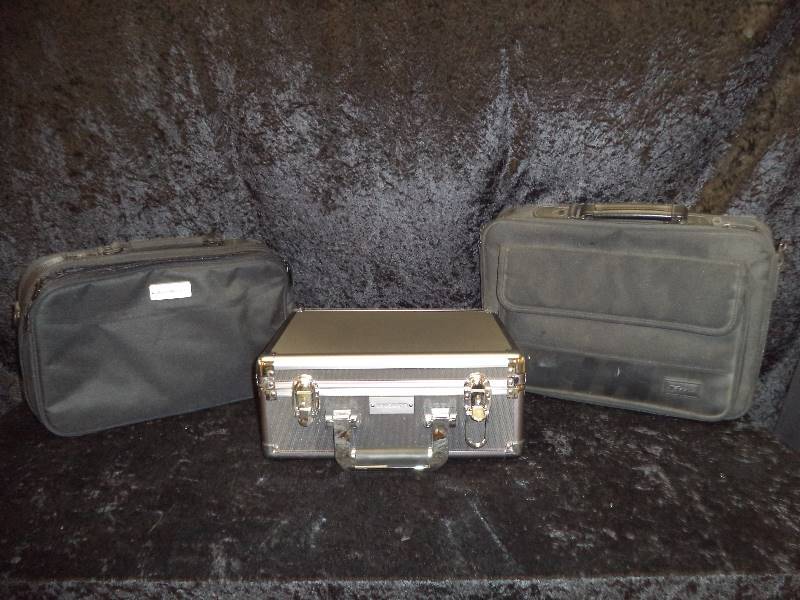 lot 15 image: Lot - Vanguard Case (NEW), 2 laptop cases