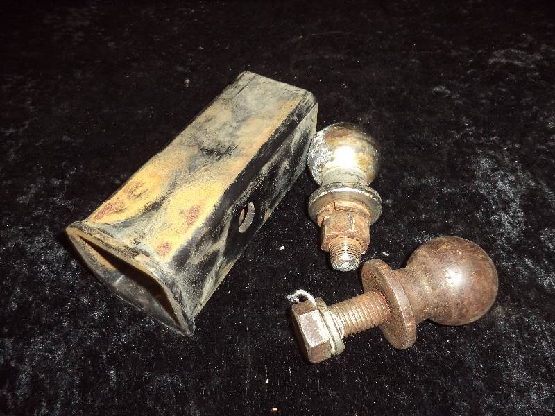 lot 20 image: 2 - 2 Balls & Trailer Mount