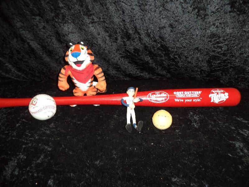 lot 24 image: Minnesota TWINS Souveniour Bat, Ball, misc