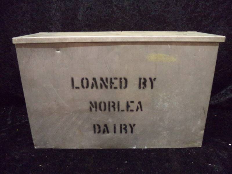 lot 34 image: Vintage Dairy BoxCooler