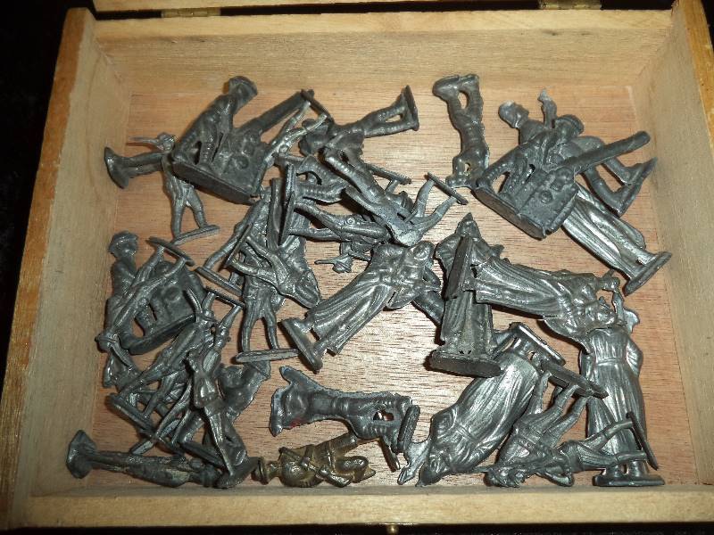 lot 63 image: Lot - Vintage Metal Army Toys, etc