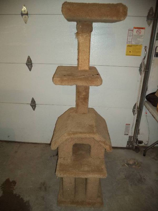 lot 64 image: Large Cat Tree