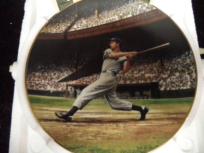 lot 66 image: Bradford Exchange Plate - Joe DiMaggio