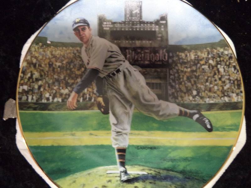 lot 74 image: Bradford Exchange Plate - Carl Hubbell