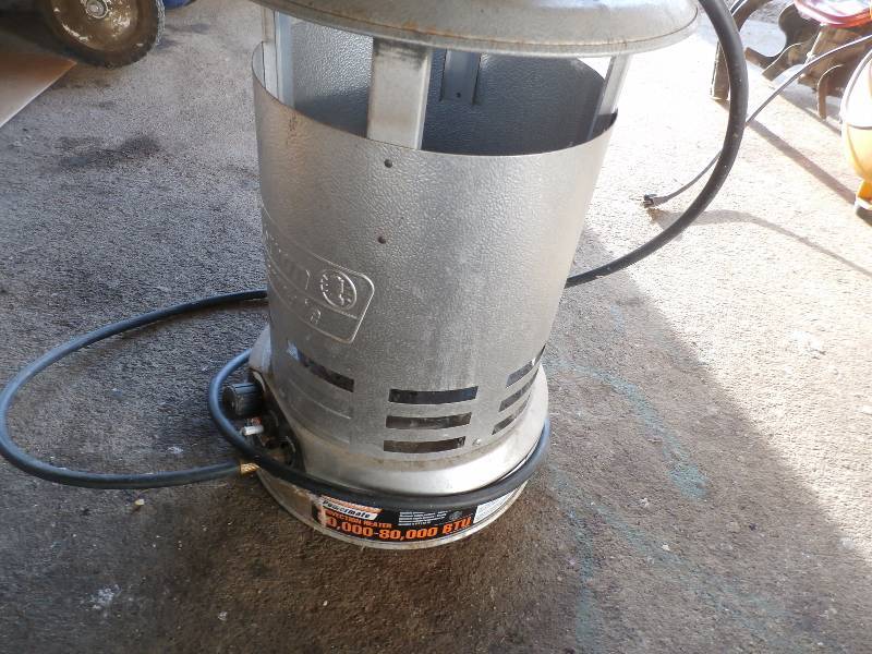 lot 3 image: coleman 30,000-80,000 btu propane heater.