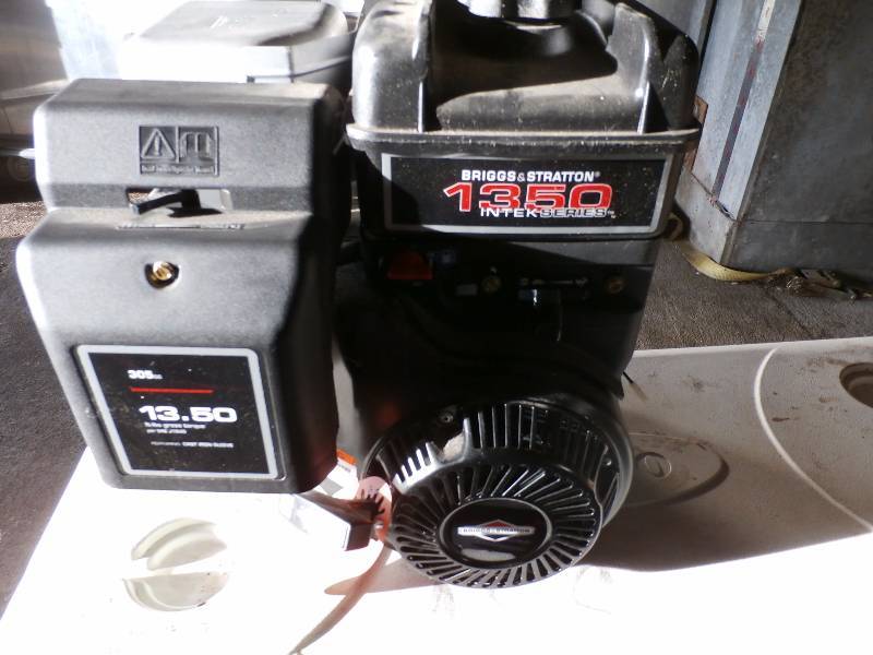 lot 8 image: Brand new never even had oil yet 1350 briggs and stratton motor
