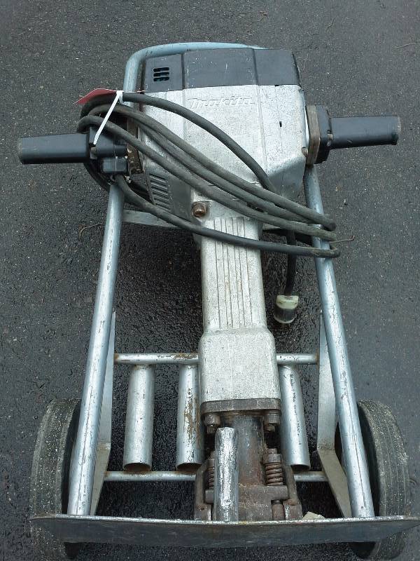 lot 14 image: Makita Jack Hammer