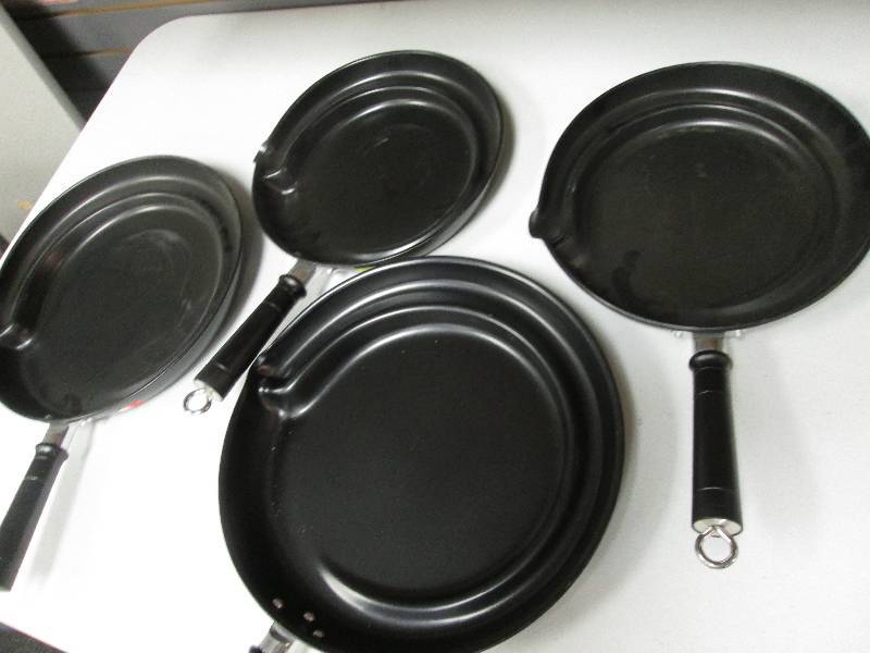 Set of 4 non-stick saute pans , 2 e...