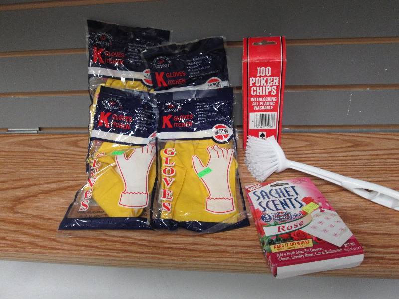 Lot of 4 large kitchen gloves, poke...