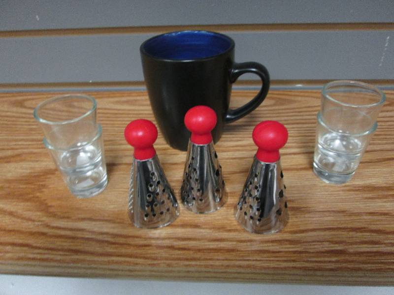 Lot of 4 shot glasses, 3 mini grate...