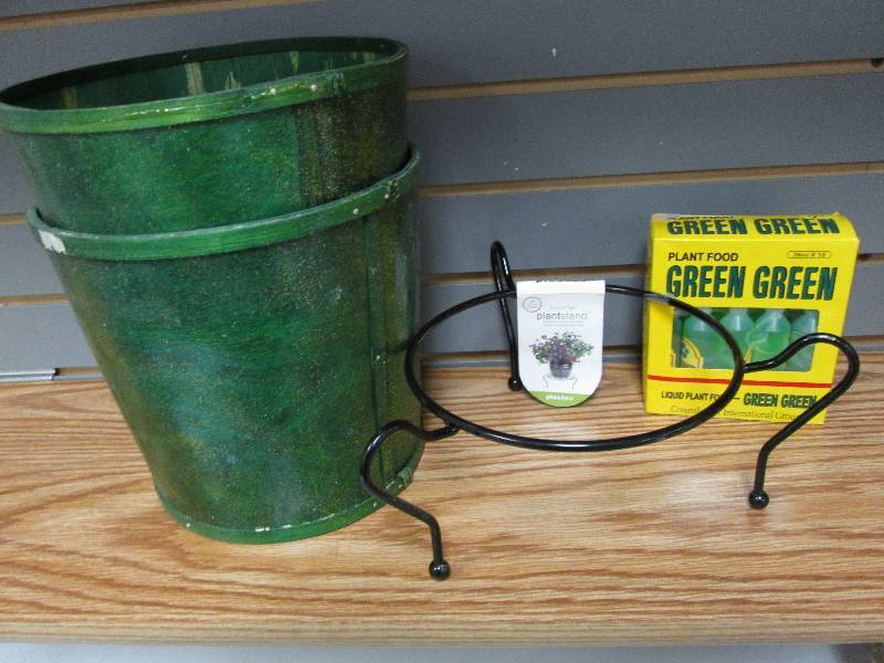 Lot of 2 green light wooden pots, m...