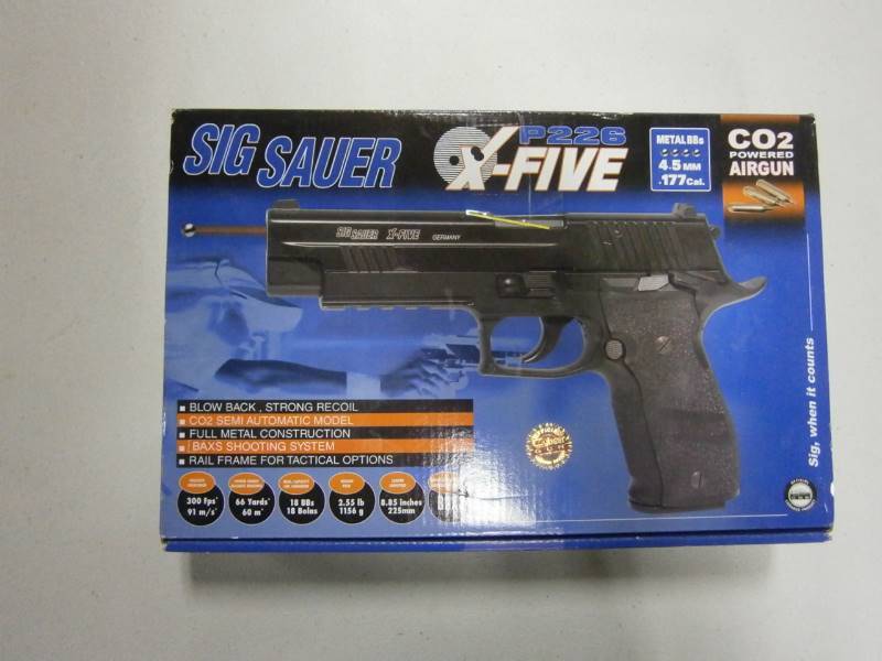 lot 32 image: CO2 BB Pistol