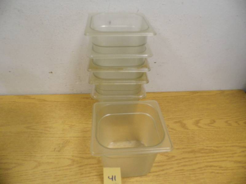 6 Rubbermaid Containers
