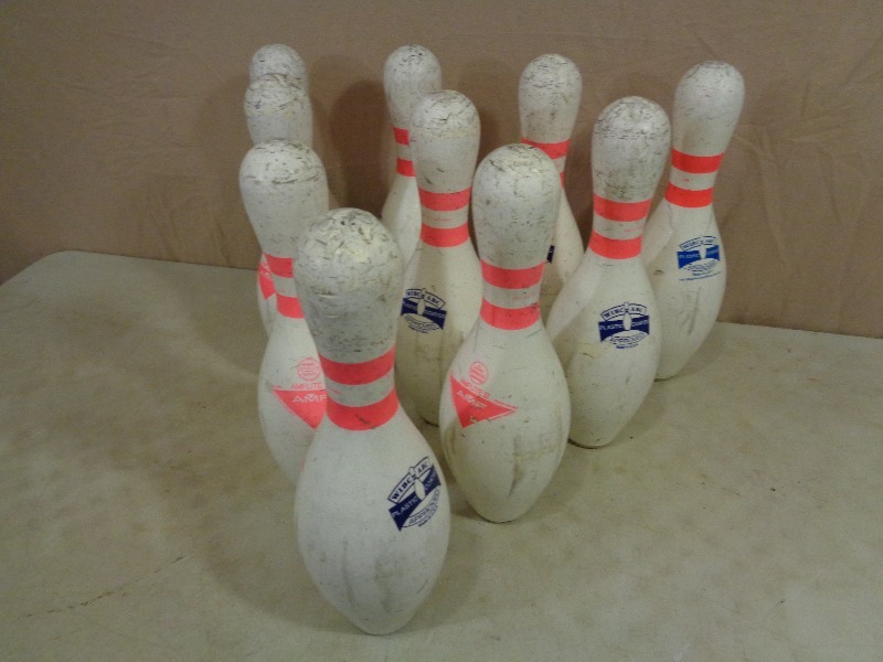 lot 36 image: 10 Bowling Pins