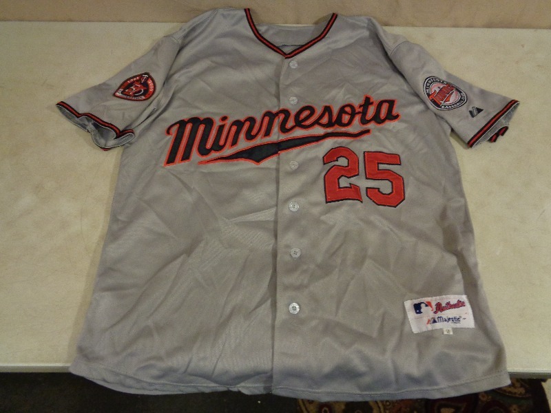 lot 52 image: Minnesota Twins Jim Thome Jersey